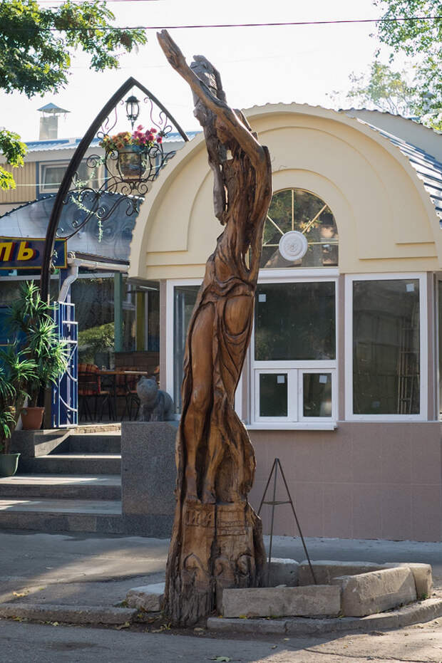 derevyanniestatui 11 Деревянные скульптуры в Симферополе