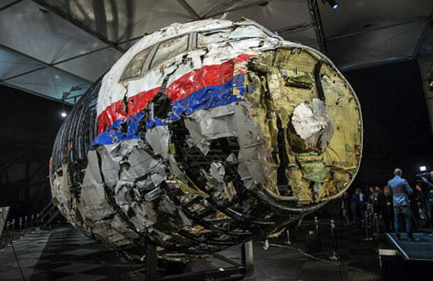 Реконструированные обломки рейса MH17 Malaysia Airlines, разбившегося на Украине в июле 2014 года.
