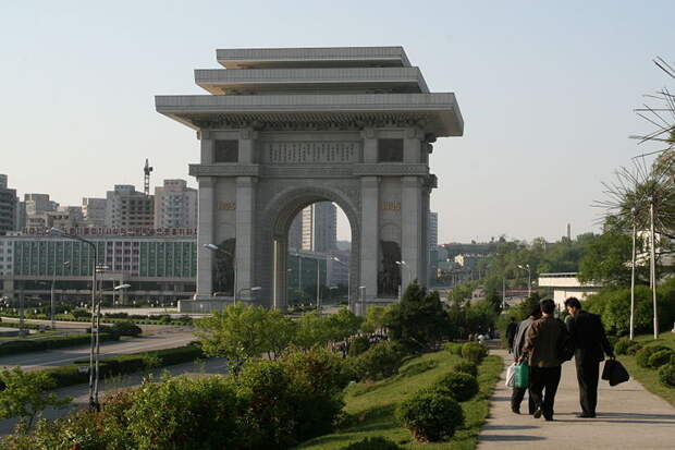 File:PyongYang-Arch of Triumph.jpg