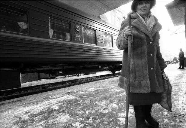 Бабушка на узловой станции Новосибирского региона. Бабушка на узловой станции Новосибирского региона.