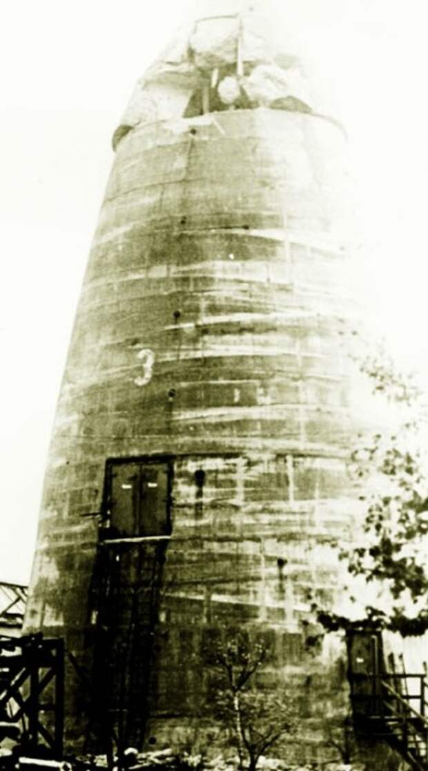 Только одна башня «Winkelturme» пострадала от прямого попадания снаряда, остальные выстояли (архивный снимок поврежденного сооружения). | Фото: luftschutzbunker-wilhelmshaven.de.