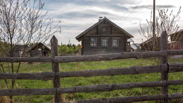 Бабушкина избушка: почему деревянные дома в глубинке стали новым трендом среди молодежи