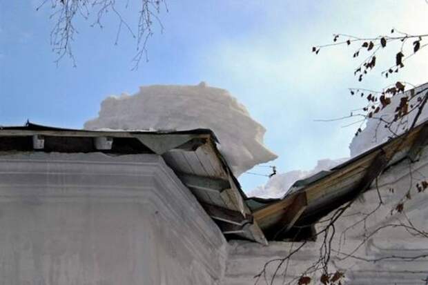 Москвичка погибла в результате падения снега с крыши дома