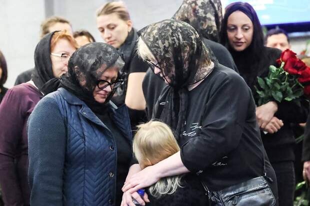 Шестилетняя дочь Романа Попова попрощалась с отцом