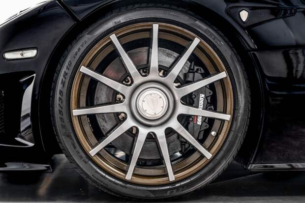 Гиперкар Koenigsegg 2008 года с механической коробкой передач