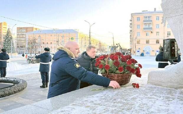 Денис Боков возложил цветы к монументы Победы в память о героях Сталинграда