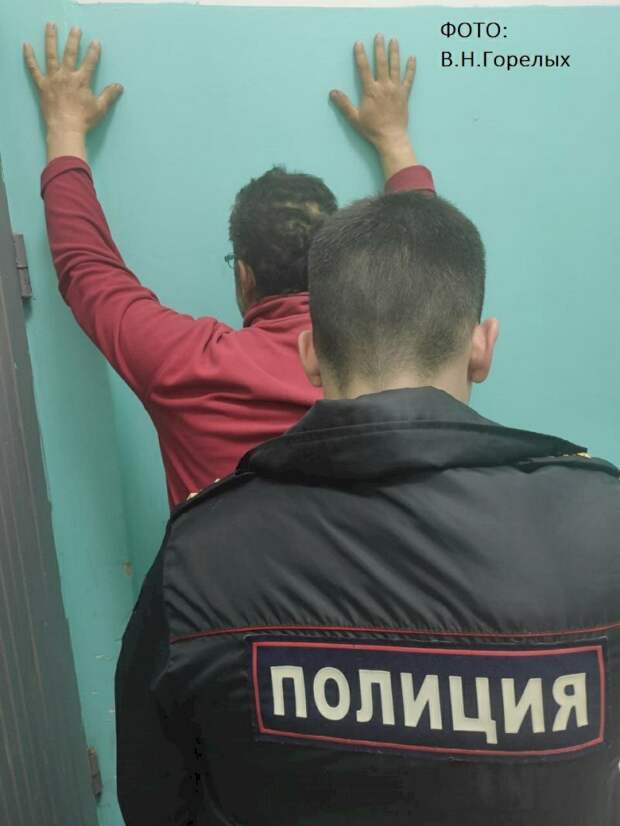 В Екатеринбурге задержали неадеквата, накинувшегося с оскорблениями на ребенка за шапку с символом СВО