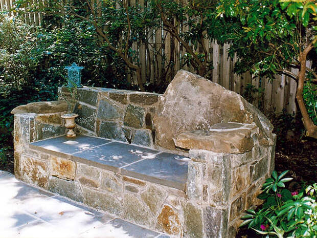 Каменная садовая скамейка. Фото с сайта http://landartdesign.com