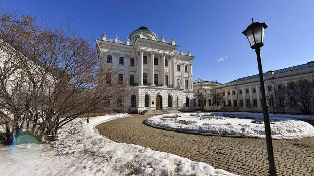 Автомобильное движение перекрыли на ряде улиц в центре Москвы