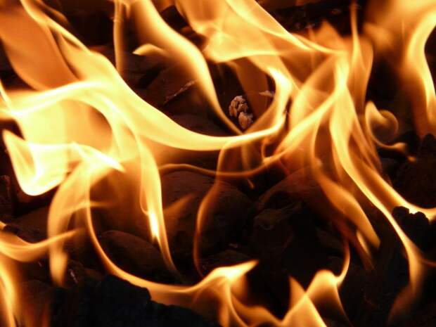 «Газель» сгорела дотла после взрыва возле жилого дома в Копейске