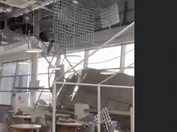 Потолок рухнул в кафе аэропорта Владивостока