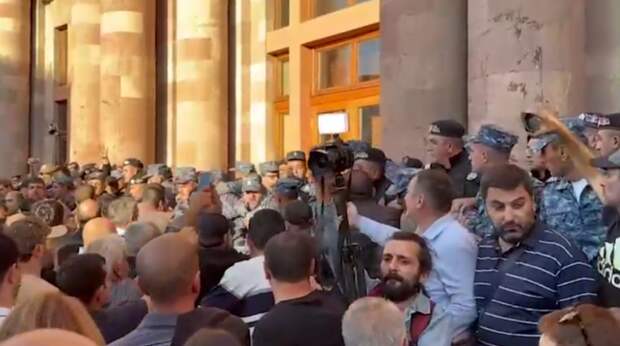 Участники акции протеста обвиняют руководство страны в обострении кризиса в Нагорном Карабахе