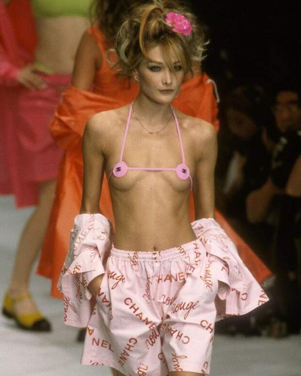 Карла Бруни в скандальном бикини 1996 года от Chanel. история, ретро, фото