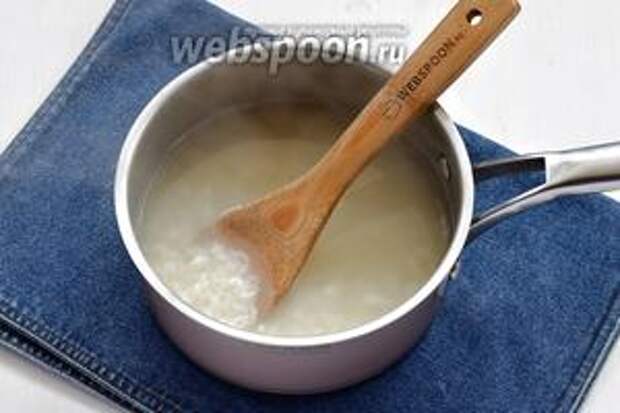 В холодной воде несколько раз промыть рис (0,75 стакана) и отварить его почти до готовности.