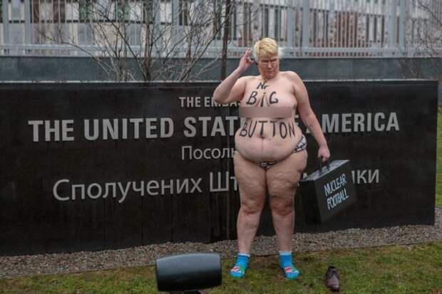 Полуголая активистка движения FEMEN устроила акцию протеста возле посольства США в Киеве femen, ynews, Трамп, видео, ким чен ын, протест, ядерная война