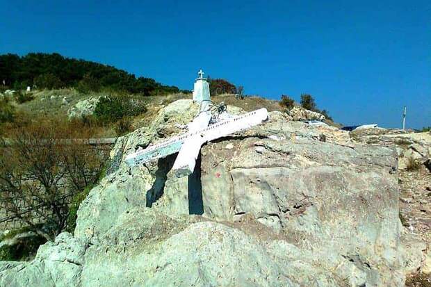 Крест был установлен в память о погибших в море. ФОТО Lesvosnews 