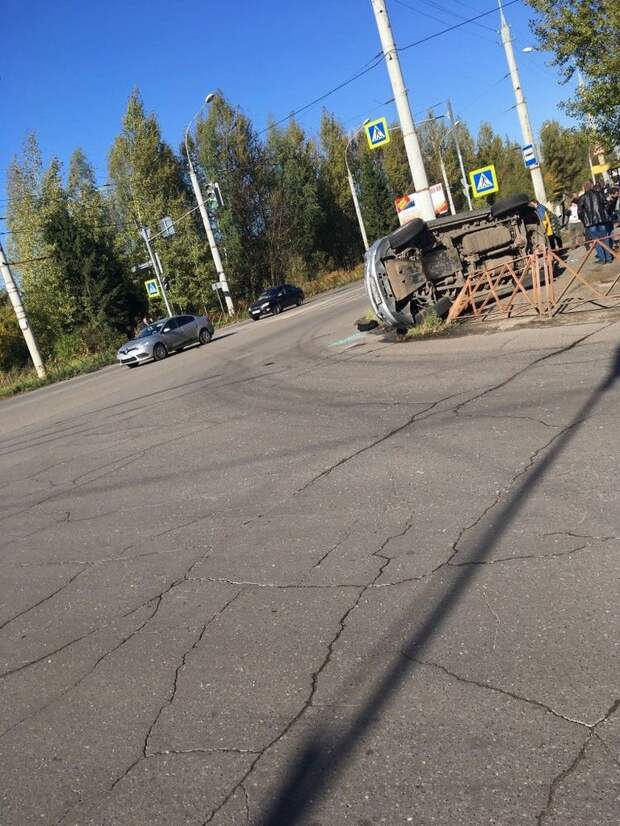 Из патрульной машины спасатели достали мужчину, его на скорой увезли в больницу. Мужчина находится в стабильно тяжелом состоянии. авария, авто, авто авария, видео, гибдд, дтп, массовое дтп, спецчигнал