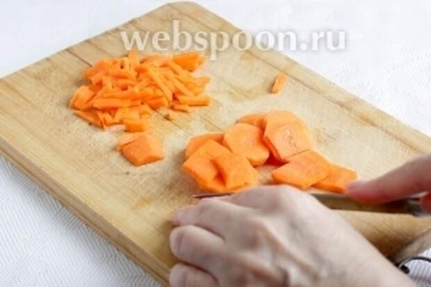 Морковь можно натереть на тёрке, но на востоке её не трут, а режут соломкой.