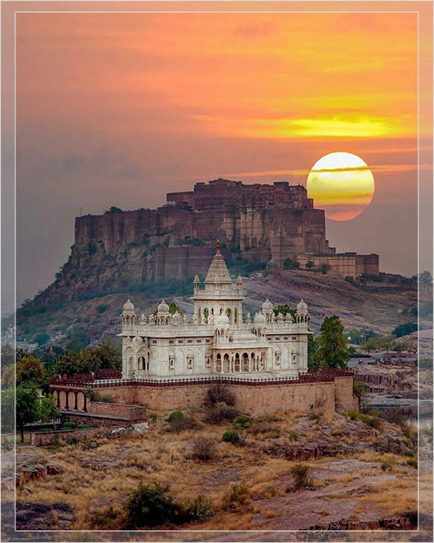 Роскошный дворец у подножия цитадели.