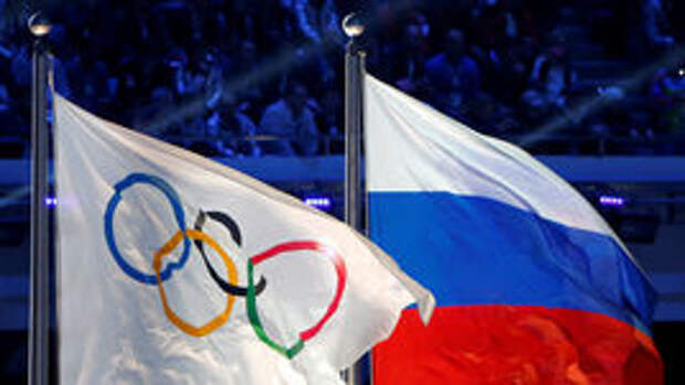 Флаги МОК и России в Сочи-2014. В Пхенчхане-2018 российские спортсмены не смогут демонстрировать национальную символику до церемонии закрытия Игр и будут выступать под своей фамилией в статусе &quot;Олимпийский атлет из России&quot; в &quot;нейтральной&quot; форме под олимпийским флагом, а на церемонии награждения в случае их победы будет играть олимпийский гимн.