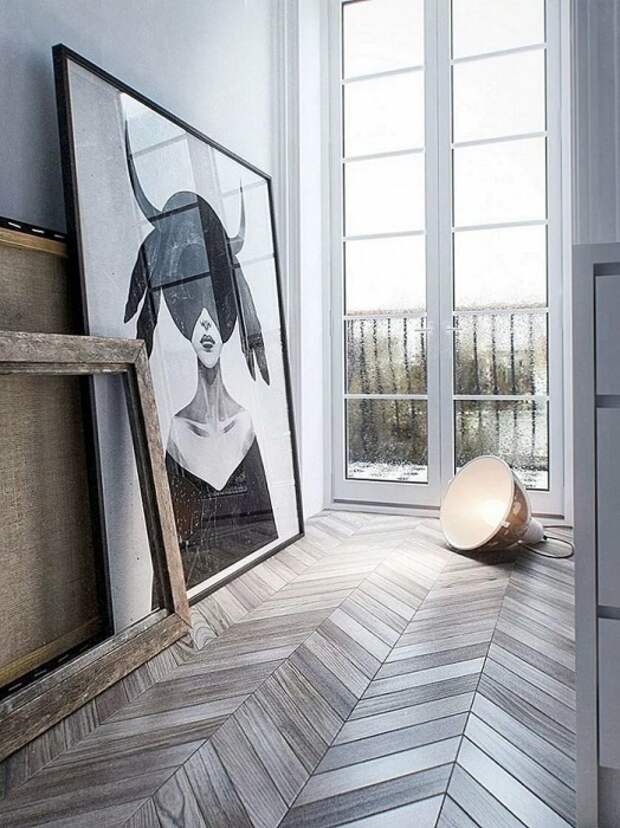 Картины на полу могут мешать хозяевам и гостям. / Фото: Designstilno.ru Картины на полу могут мешать хозяевам и гостям. / Фото: Designstilno.ru