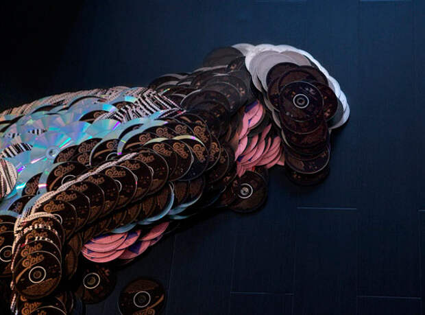 Портреты музыкантов выложили из дисков