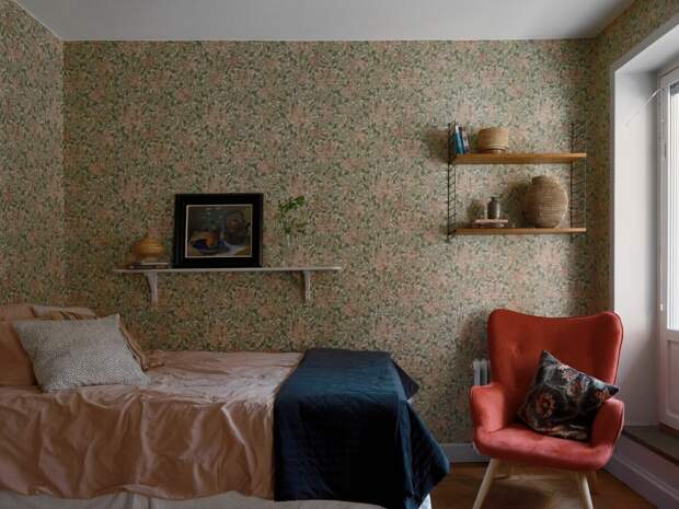 А вот и зона спальни. Обои в стиле William Morris (но это не они), яркое кресло и кровать-полуторка смотрятся вместе слегка винтажно