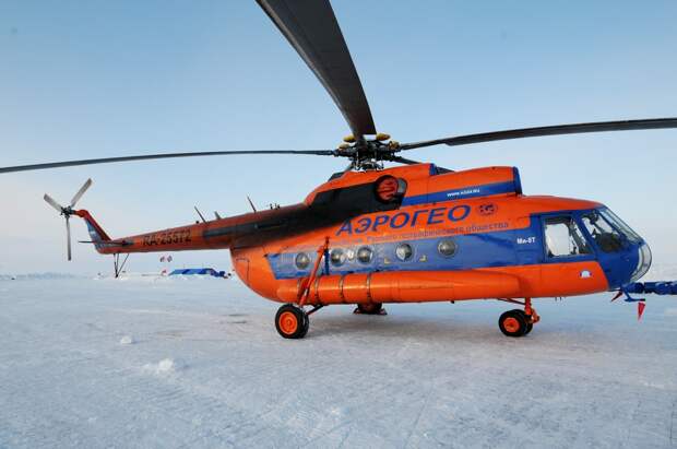Вертолет Аэрогео на дрейфующей льдине Барнео