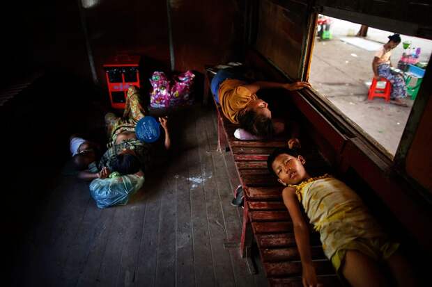 Интерьеры пригородных поездов в Янгоне — бывшей столицы Мьянмы