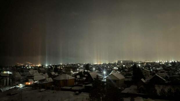В Барнауле ночью в небе были замечены световые столбы