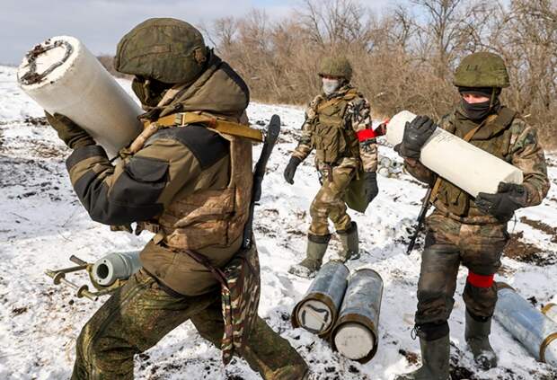 На фото: военнослужащие Центрального военного округа (ЦВО) во время боевой работы расчета самоходной артиллерийской установки (САУ) "Малка" в зоне проведения специальной военной операции. 