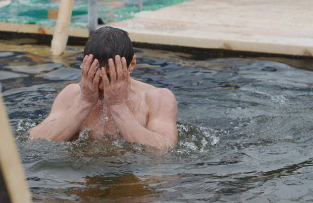 Священники раскрыли, смывает ли крещенская вода грехи