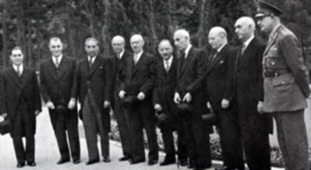 Министры иранского правительства во главе в премьером Мохаммедом Моссадыком. Фото 1952 года