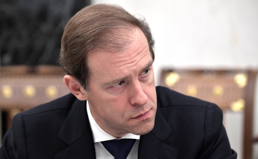 Падение рубля: министр Мантуров рад, россияне не рады