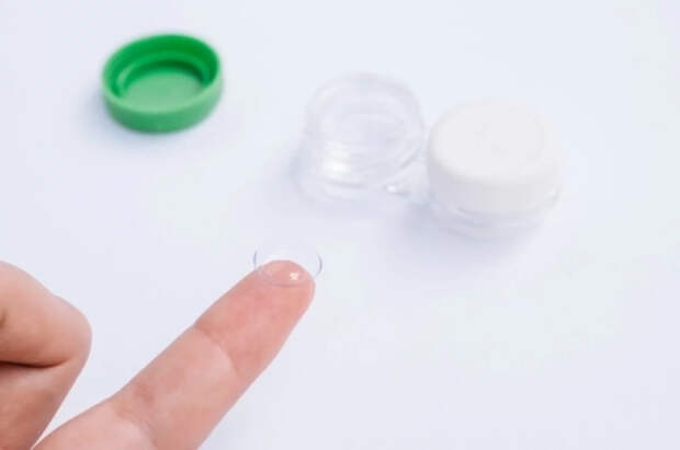 Врач Толтаева предупредила об опасности привычки спать в линзах