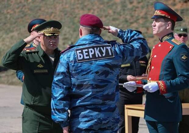Сотрудники "Беркута" получают награды из рук Министра обороны РФ С.К. Шойгу