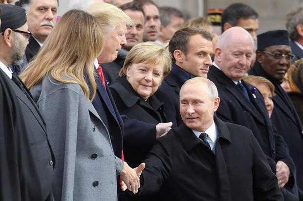 Путин и Трамп поприветствовали друг друга у Триумфальной арки в Париже
