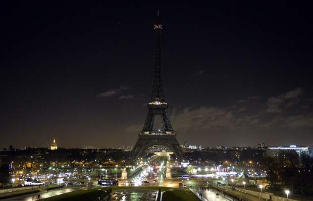 8 января огни Эйфелевой башни были погашены на шесть минут в знак уважения к жертвам нападения на редакцию Charlie Hebdo 