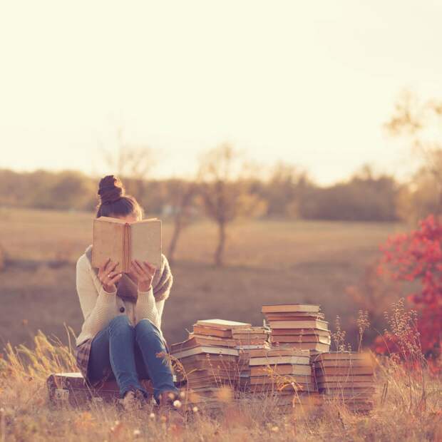 девушка в одиночестве читает книгу