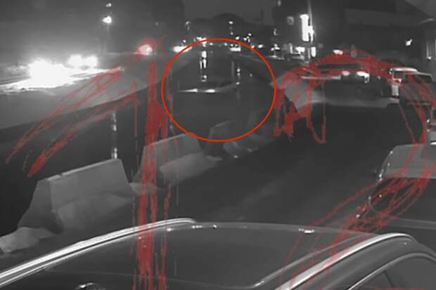 На видео попал момент падения такси с женщиной и ребенком в водоканал в Махачкале