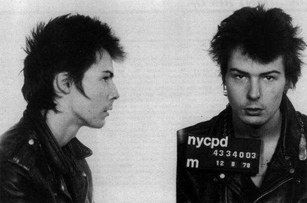 Сид Вишес, бас-гитарист “The Sex Pictols”. 1978 год. Арестован по обвинению в убийстве. арест, звезды, полиция, правонарушение