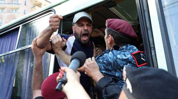 Столкновения с полицией начались во время митинга в Ереване