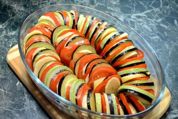 Хит лета 2019: простая в приготовлении и неприлично вкусная запеканка из овощей