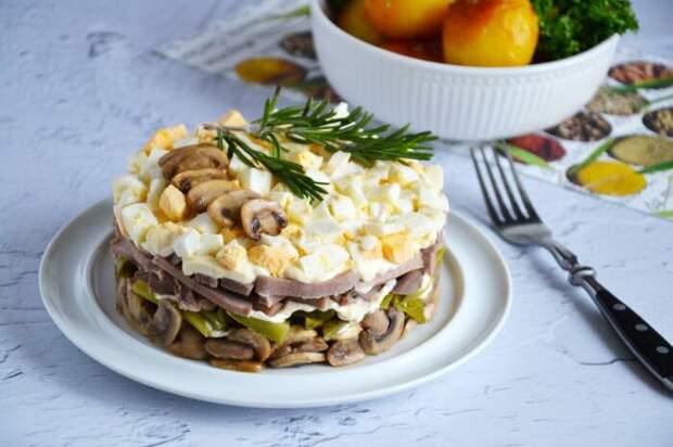 Салат с языком и грибами. \ Фото: pinterest.ch.