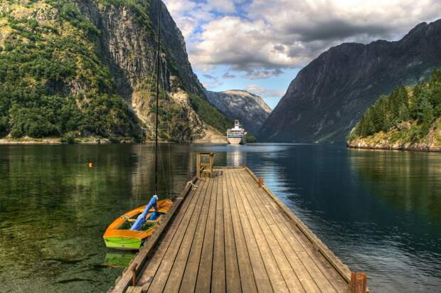 96505-1000-1450851005-5950x3958_mostik-norvegiya-voda-goryi-lofoten