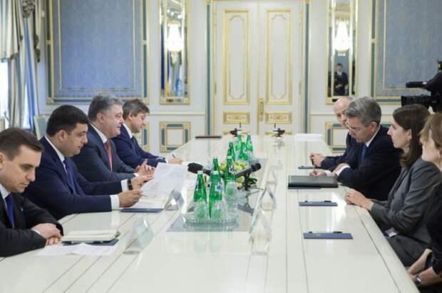 Праздник жуликов: совет ЕС одобрил выделение Украине миллиарда макрофинансовой помощи