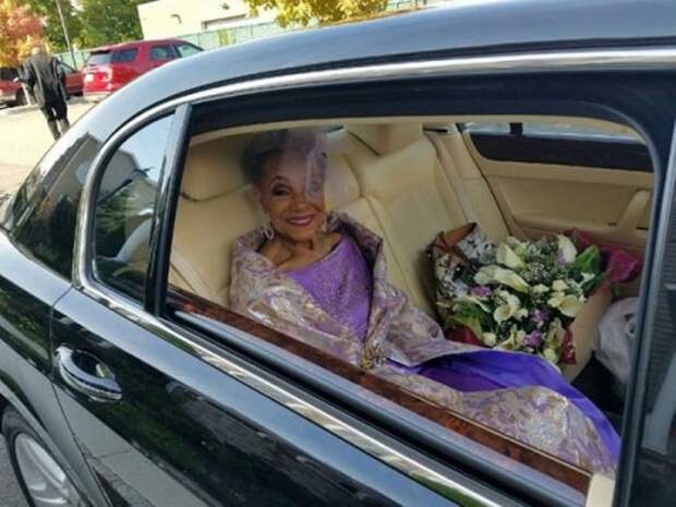 86-летняя невеста «свела с ума» интернет потрясающим свадебным платьем! Увидев ее, жених потерял дар...