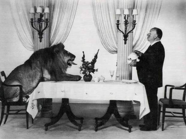 Альфред Хичкок и символ киностудии MGM / Фото: ©masterok.livejournal.com