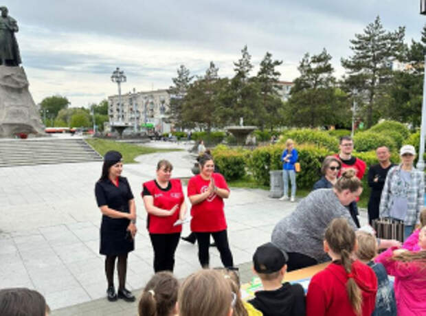 В Хабаровске в преддверии Дня защиты детей транспортные полицейские и волонтеры провели красочное и познавательное мероприятие