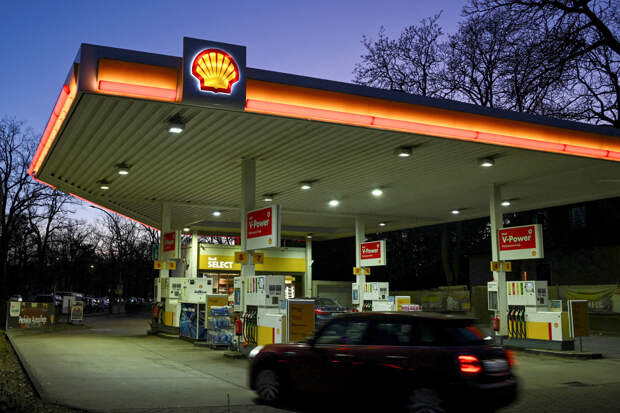 Снижение цен на бензин в европейской стране оплатят курильщики